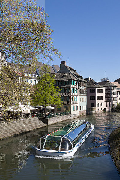 Frankreich  Elsass  Straßburg  Petite-Frankreich  Blick auf Tourboot im Fluss L'ill