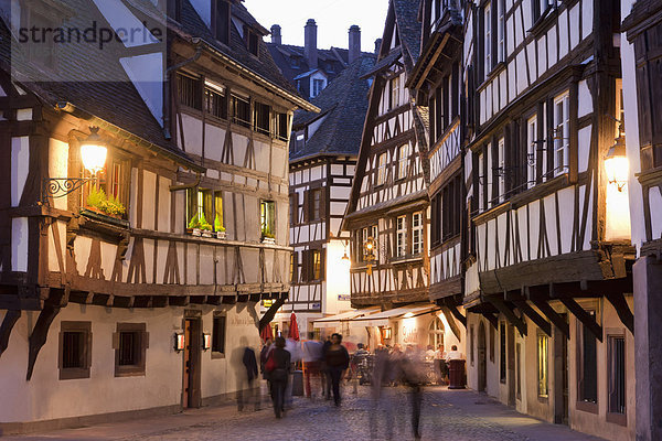 Frankreich  Elsass  Straßburg  Petite-Frankreich  Blick auf Restaurants  Tavernen und Fachwerkhäuser