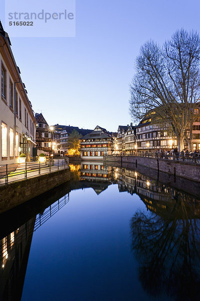Frankreich  Elsass  Straßburg  Petite-Frankreich  L'ill River  Blick auf den Place Benjamin Zix bei Nacht