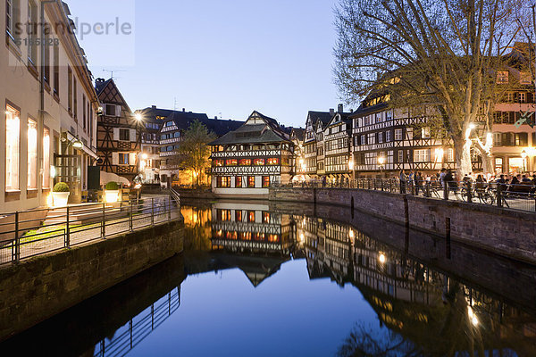 Frankreich  Elsass  Straßburg  Petite-Frankreich  L'ill River  Blick auf den Place Benjamin Zix bei Nacht