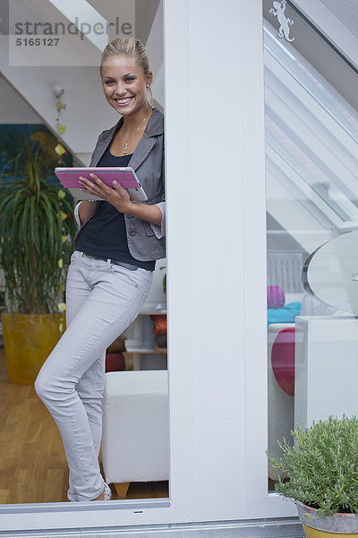 Junge Frau mit Ipad