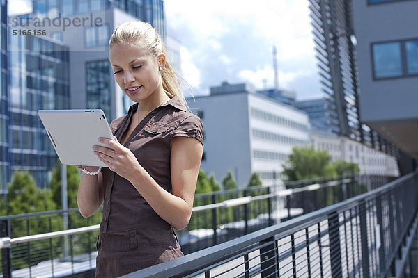 Junge Frau mit Ipad