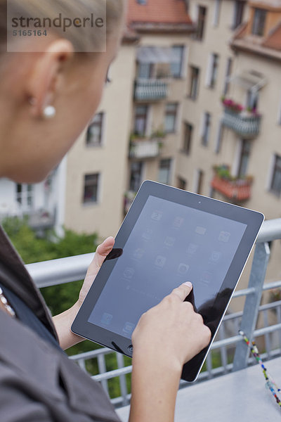 Junge Frau mit Ipad