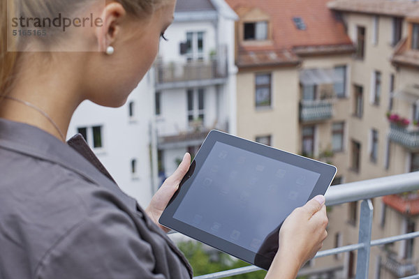 Junge Frau mit Ipad