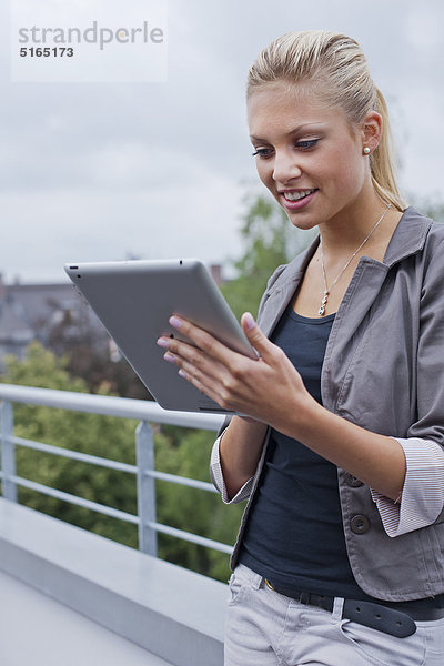 Junge Frau mit Ipad