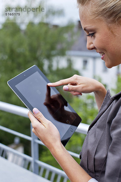 Junge Frau mit Ipad