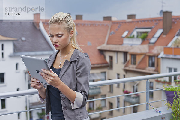 Junge Frau mit Ipad