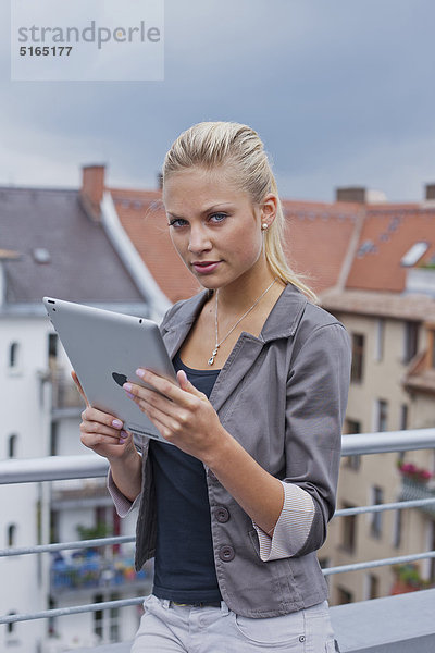 Junge Frau mit Ipad