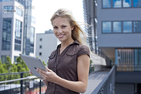 Junge Frau mit Ipad