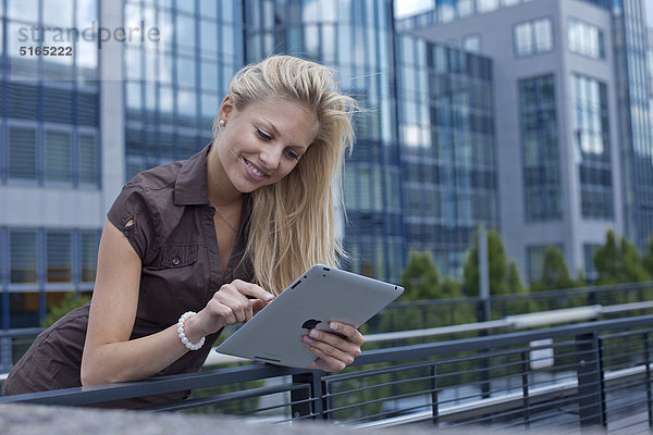 Junge Frau mit Ipad