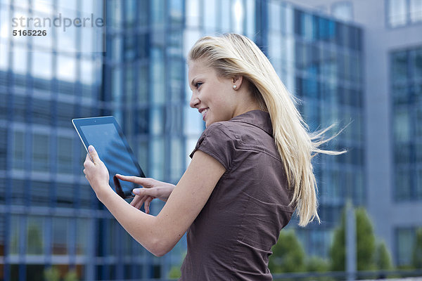 Junge Frau mit Ipad