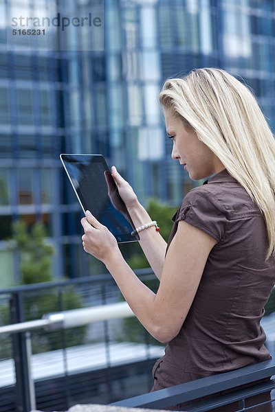 Junge Frau mit Ipad