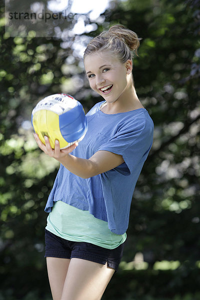 Junge Frau spielt mit dem Ball