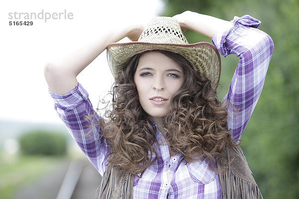 Junge Frau als Cowgirl