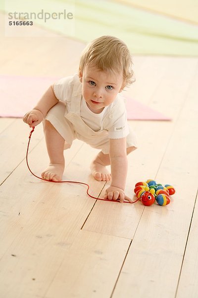 Kleinkind spielt mit Spielzeug