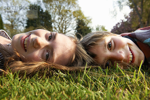 liegend  liegen  liegt  liegendes  liegender  liegende  daliegen  Zusammenhalt  Gras