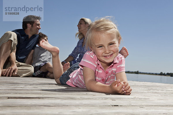 Mädchen auf dem Dock mit Familie