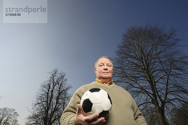 Älterer Mann mit Fußball