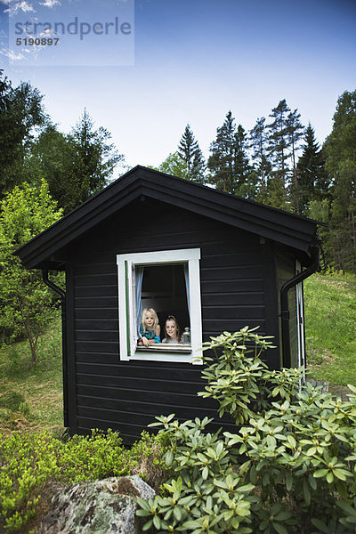 Hütte  Fenster  hinaussehen  Mädchen