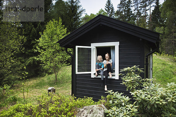 sitzend  Hütte  Fenster  Mädchen