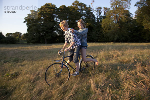 Teenager-Paar beim gemeinsamen Radfahren