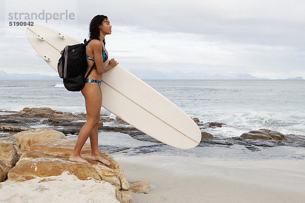 Frau  tragen  Strand  Surfboard