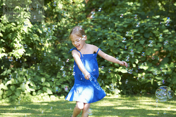 Garten  Blase  Blasen  Mädchen  Hinterhof  spielen