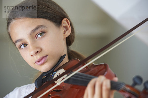 ernst  Mädchen  spielen  Geige