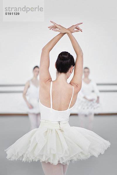 Balletttänzerin posiert im Studio