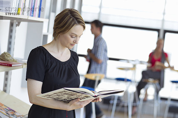 Frau  Buch  Bibliotheksgebäude  Taschenbuch  vorlesen