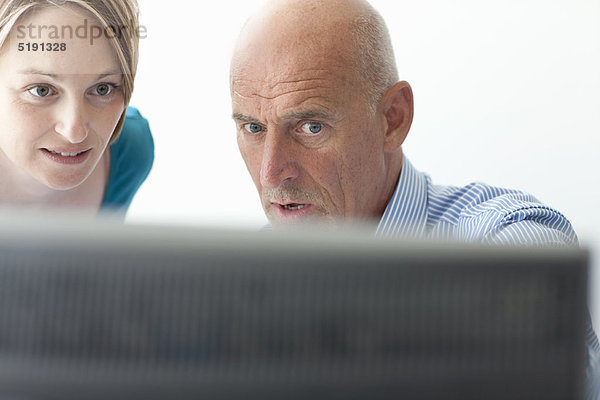 Geschäftsleute mit Computer im Büro