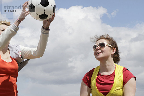 Zusammenhalt Fußball Mädchen spielen