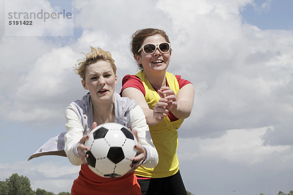 Zusammenhalt Fußball Mädchen spielen