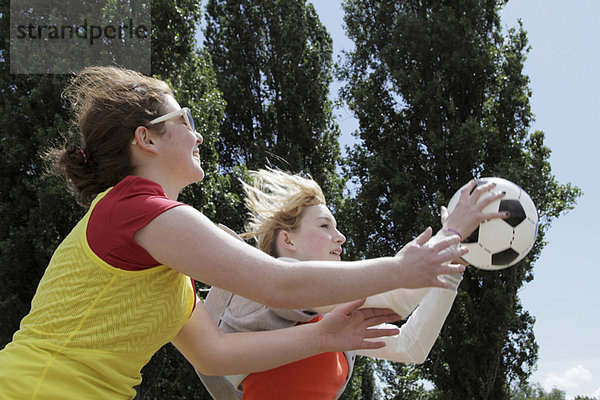 Zusammenhalt Fußball Mädchen spielen