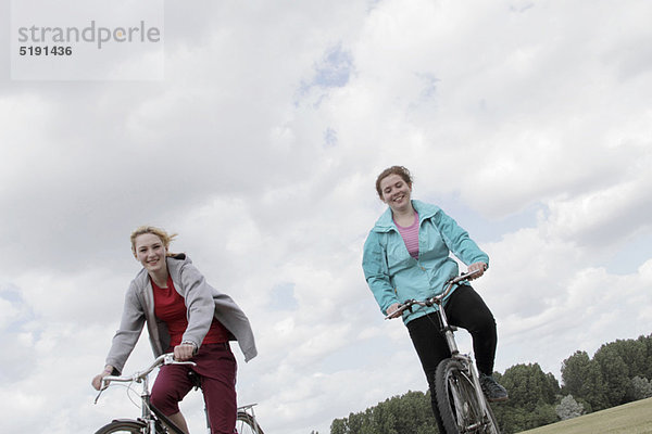 Außenaufnahme  fahren  Fahrrad  Rad  Mädchen  freie Natur