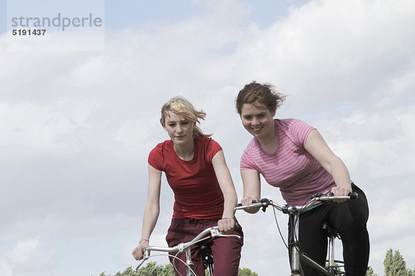 Außenaufnahme  fahren  Fahrrad  Rad  Mädchen  freie Natur