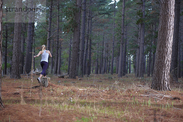Frau  rennen  Wald