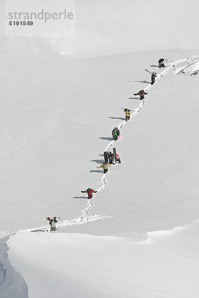 Snowboarder beim Bergwandern