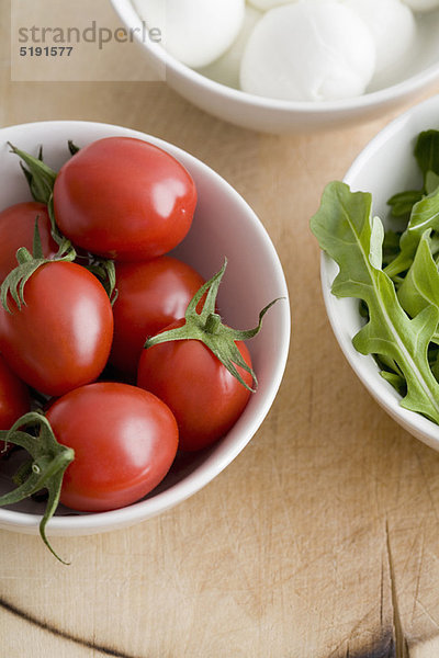 Tomaten  Grüns und Mozzarella in Schüsseln