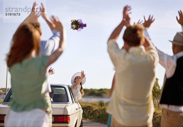 Blumenstrauß  Strauß  werfen  Braut  Auto