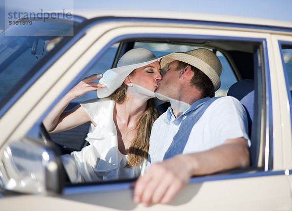 Hochzeit  Auto  küssen