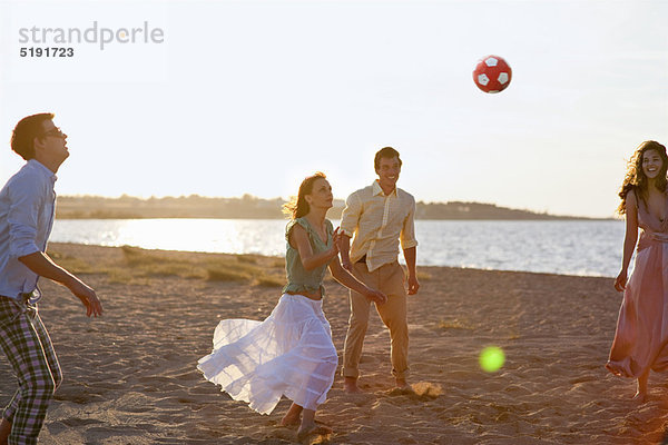 Mensch Menschen Strand Fußball Ball Spielzeug spielen