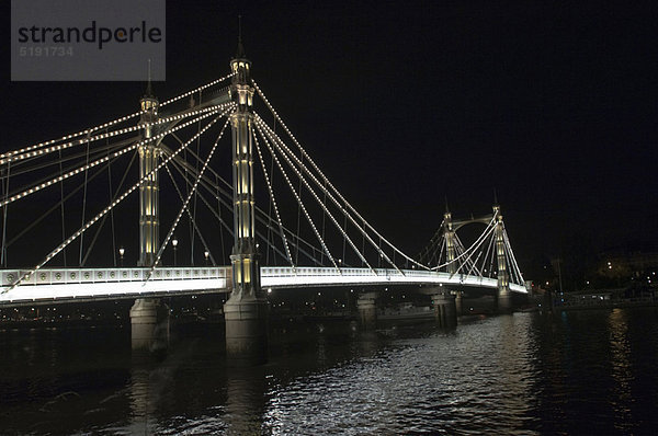 Albert-Brücke leuchtete nachts auf