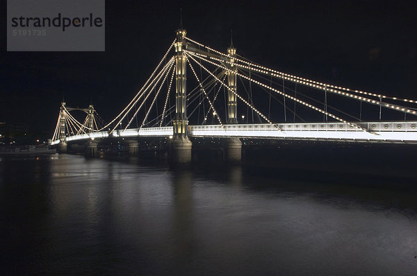 Albert-Brücke leuchtete nachts auf