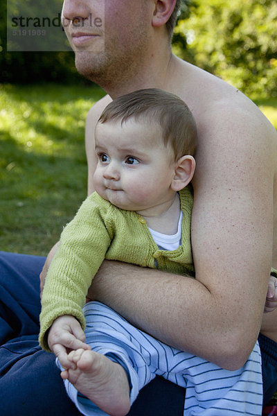 Außenaufnahme  Junge - Person  Menschlicher Vater  halten  Baby  freie Natur