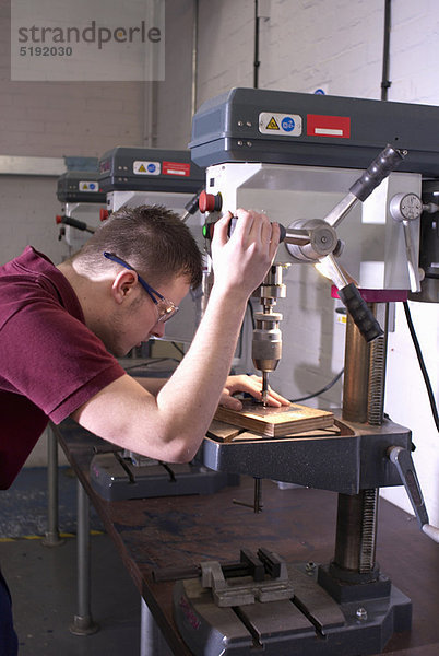 Arbeiter mit Bohrmaschine im Werk