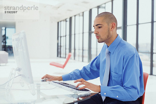 Geschäftsmann mit Computer im Büro