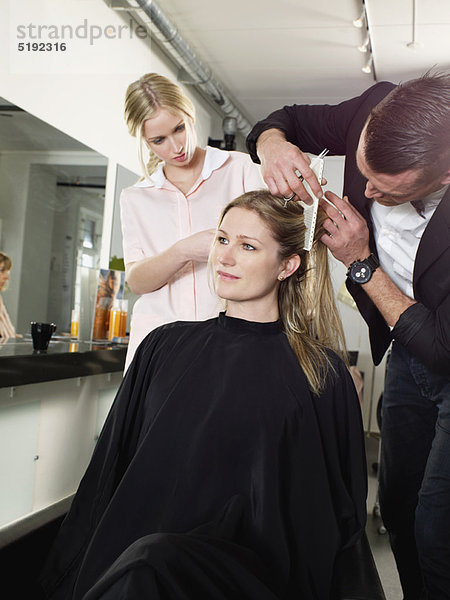 Friseure schneiden Frauenhaar