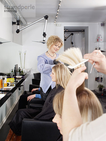 Friseure bei der Arbeit im Salon