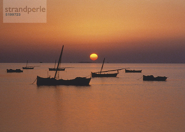 Ankernde Fischerboote im Sonnenuntergang am Meer